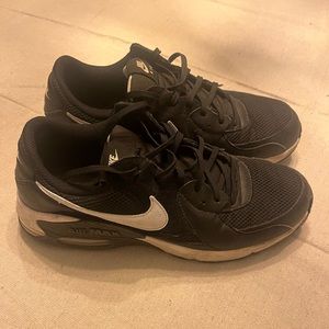 Black and White Nike Airmax Trainers